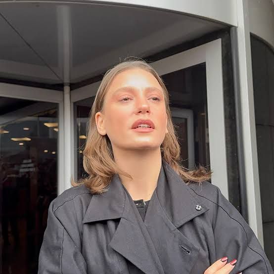 Serenay Sarıkaya Kimdir, Kaç Yaşında, Nereli? Hangi Dizilerde Ve Filmlerde Oynadı?Images 15