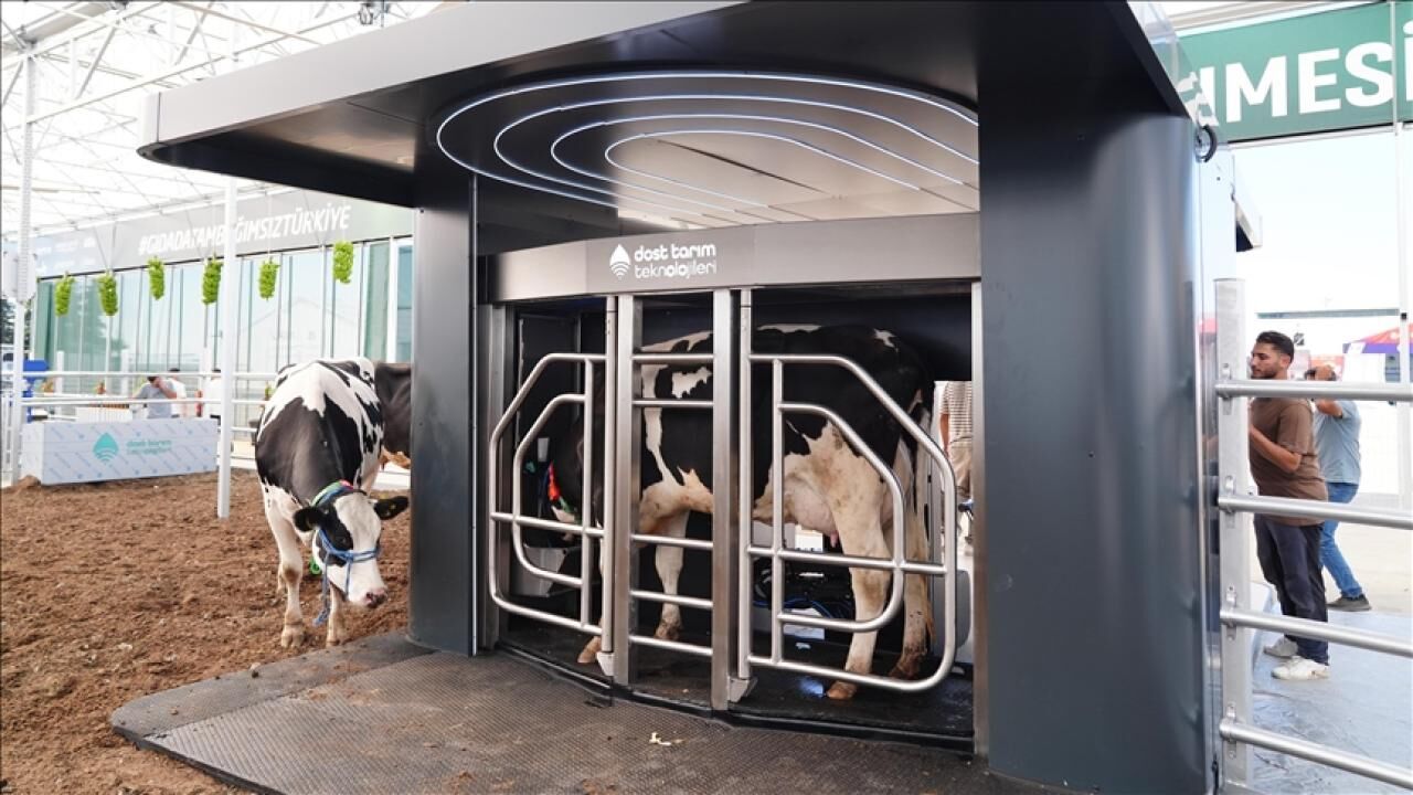 Türkiye’de Yapay Zekâlı Çiftlik Dönemi Başlıyor! Robotlar Tarlaya Ve Ahırlara Giriyorotonom Ciftlik 2451007