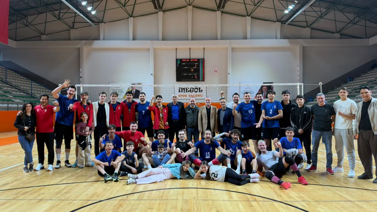 Uzman Posta Erkekler Voleybol 2. Ligi'nde Mücadele Eden İnegöl Belediyespor, Sezonun Üçüncü Haftasında Konuk Ettiği Yeşilçınar Spor'u 3 Mağlup Etti. Turuncu Lacivertli Ekip, Bu Sonuçla Ligde Oynadığı Üç Maçı Da Set Ka