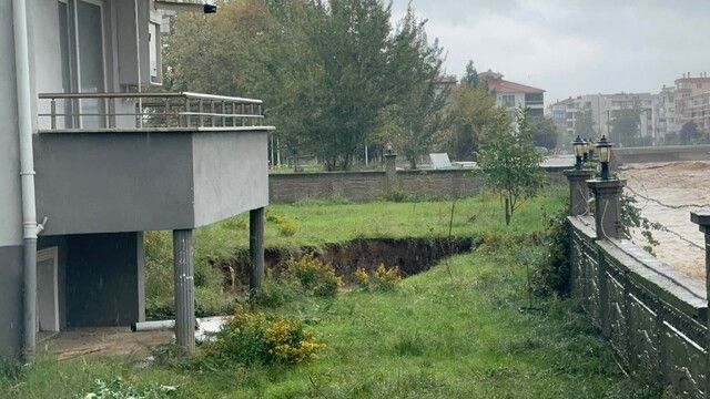Yalova’da Bina Bahçesinde Toprak Çöktü 20 Kişi Tahliye Edildi