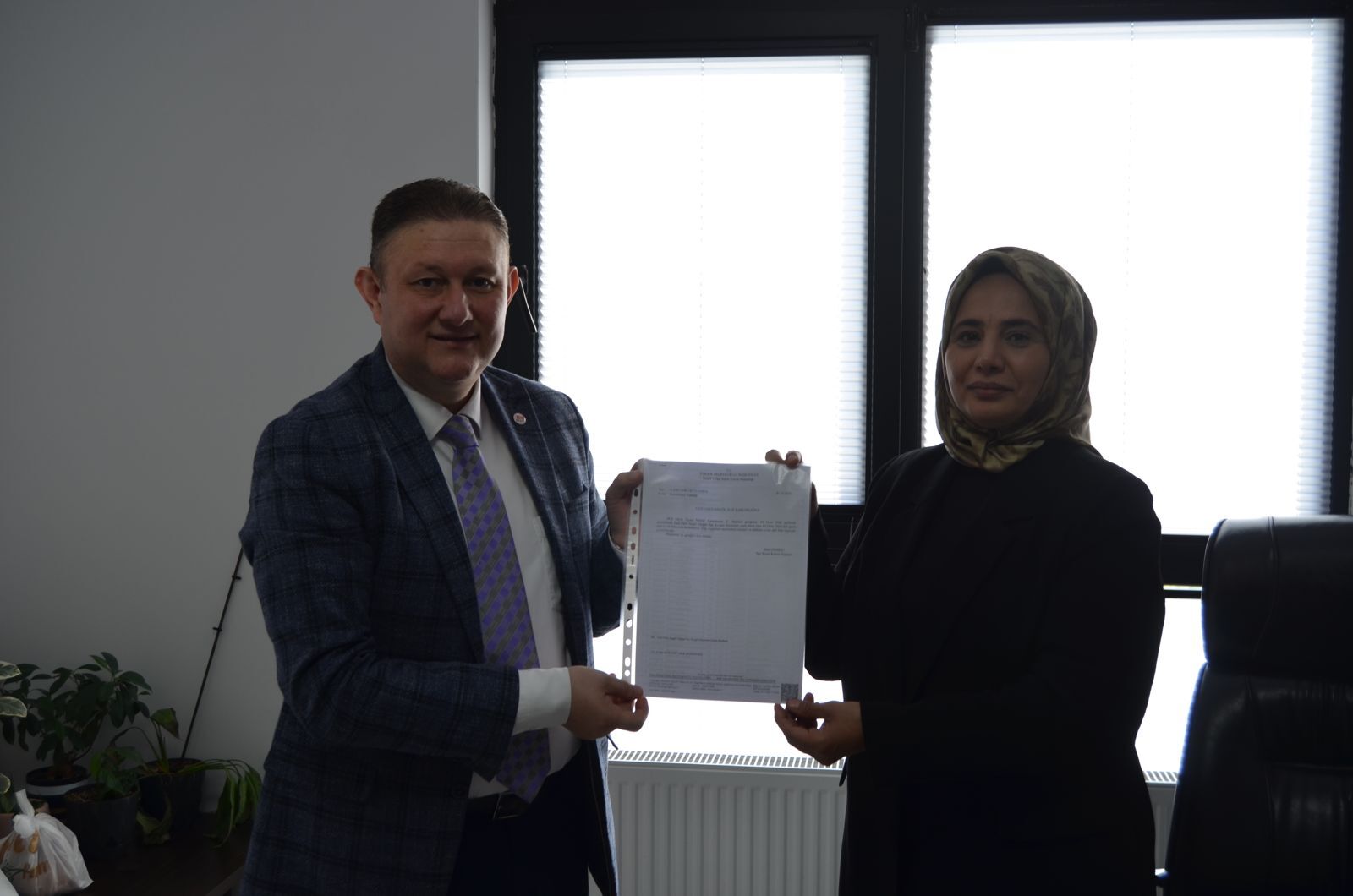 Yeni̇ Parti İnegöl’de Erkan Dönmez Ve Yeni Yönetim Mazbatasını Aldıwhatsapp Image 2026 10 07 At 17.55.38