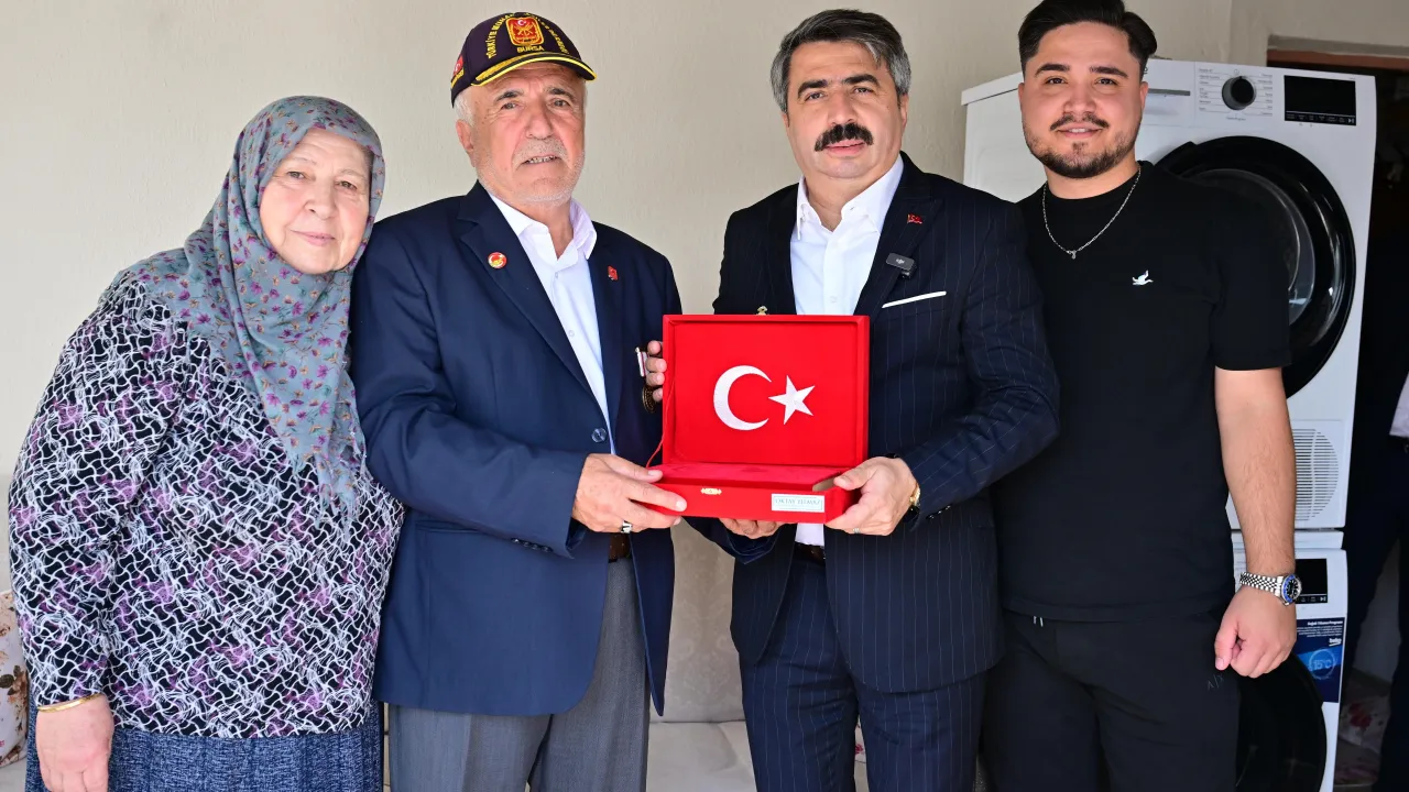 Yıldırım Belediye Başkanı Oktay Yılmaz’dan Kıbrıs Gazisine Anlamlı Ziyaret (2)