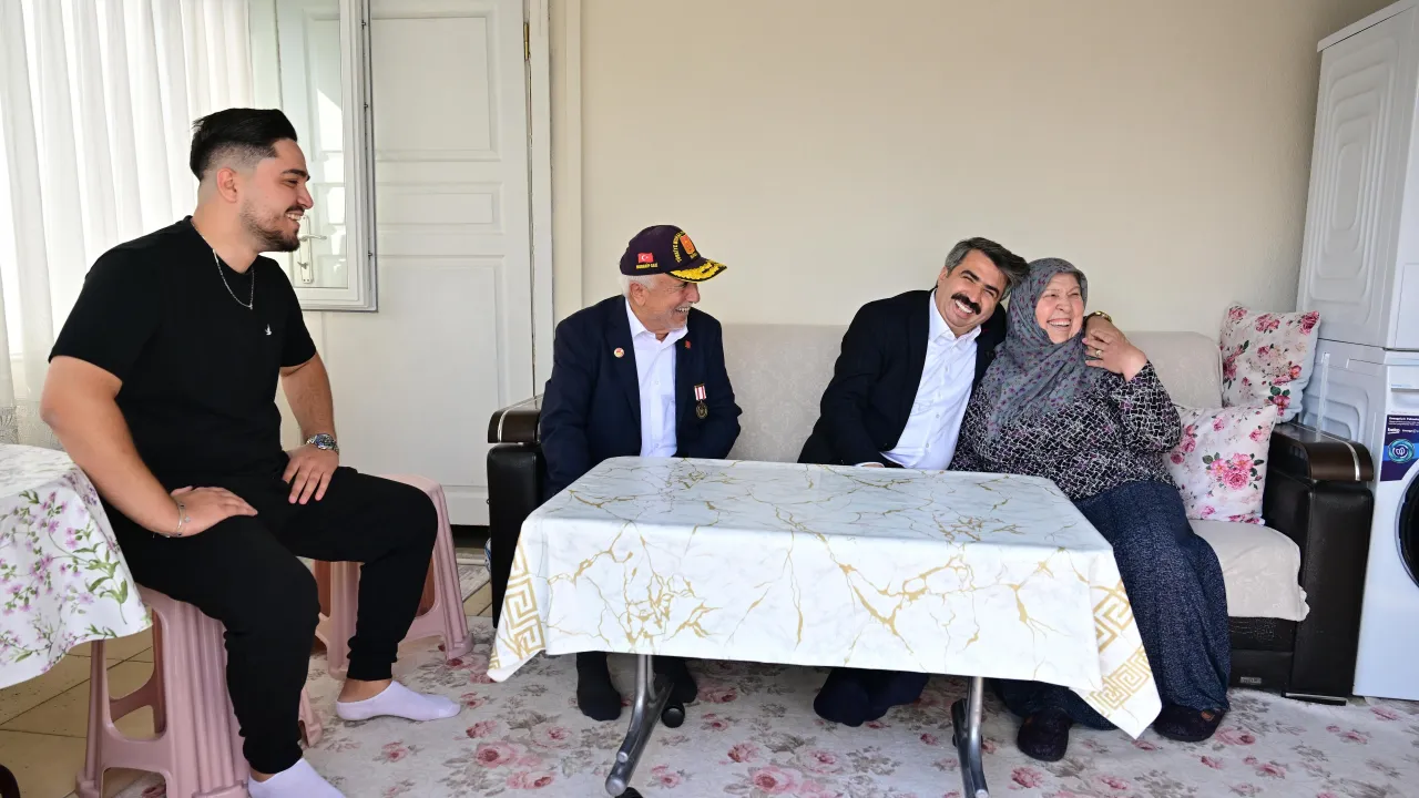 Yıldırım Belediye Başkanı Oktay Yılmaz’dan Kıbrıs Gazisine Anlamlı Ziyaret (3)
